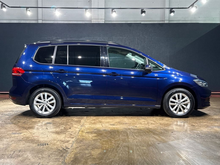 2017 Volkswagen Touran - image 2