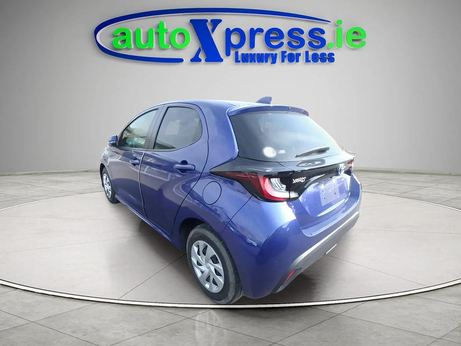2022 Toyota Yaris - image 10