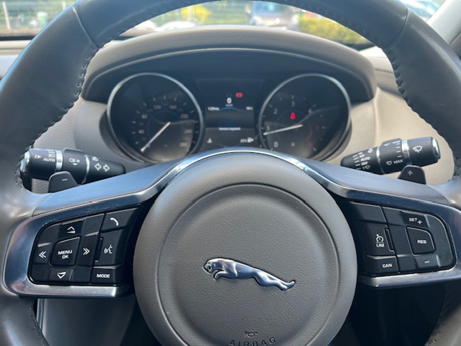 2018 Jaguar XE - image 14