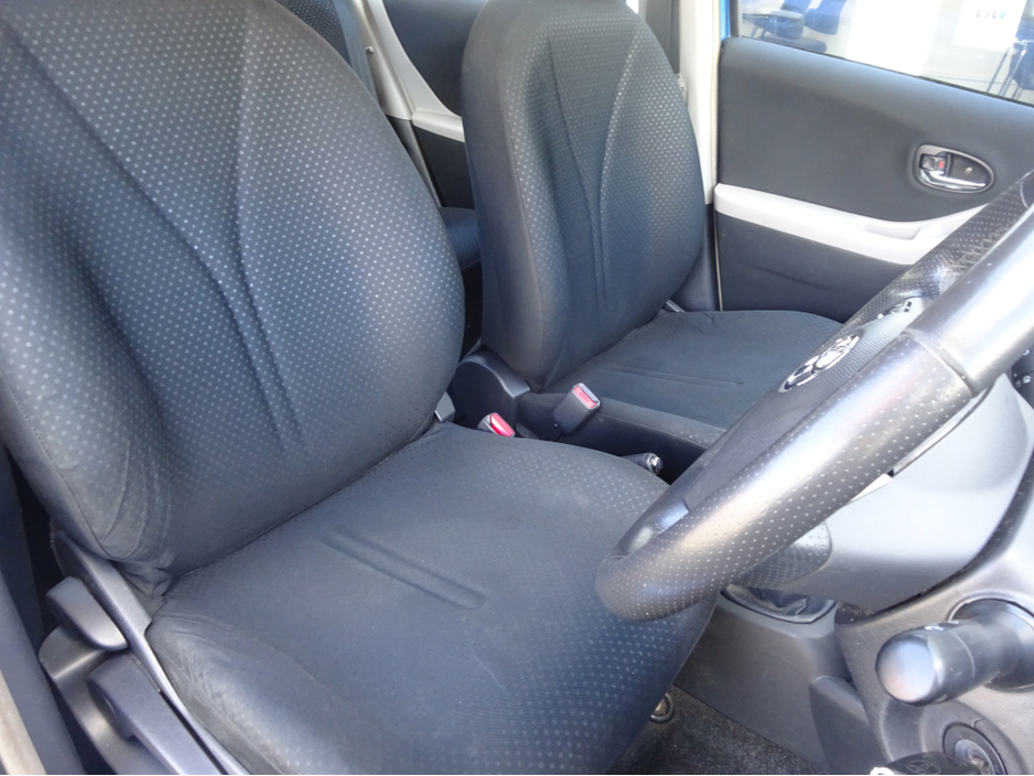 2010 Toyota Yaris - image 10