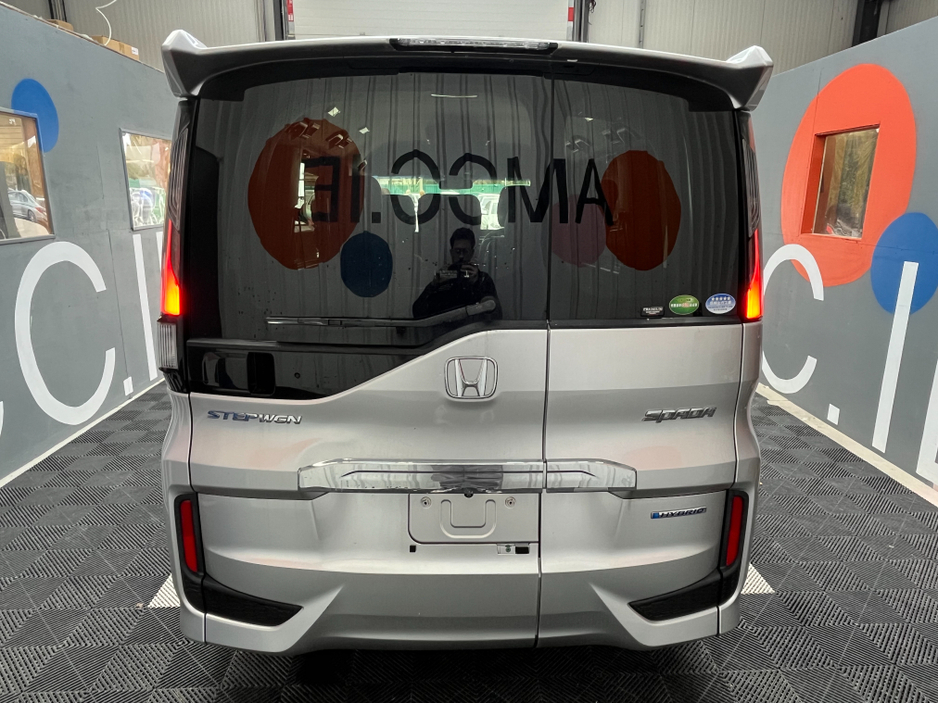 2018 Honda Stepwagon - image 3