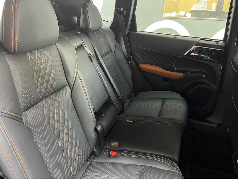 2023 Mitsubishi Outlander - image 15