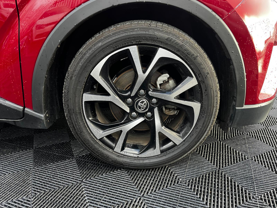 2018 Toyota C-HR Toyoya CHR 1.8 self charging hybrid, loads of extras €19,800