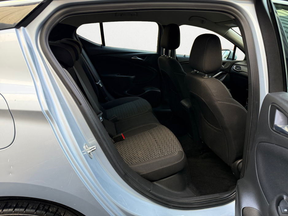 2018 Vauxhall Astra - image 7