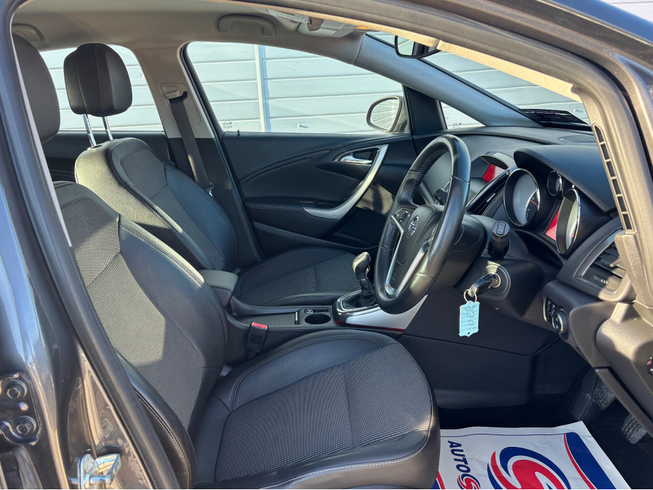 2012 Opel Astra - image 5