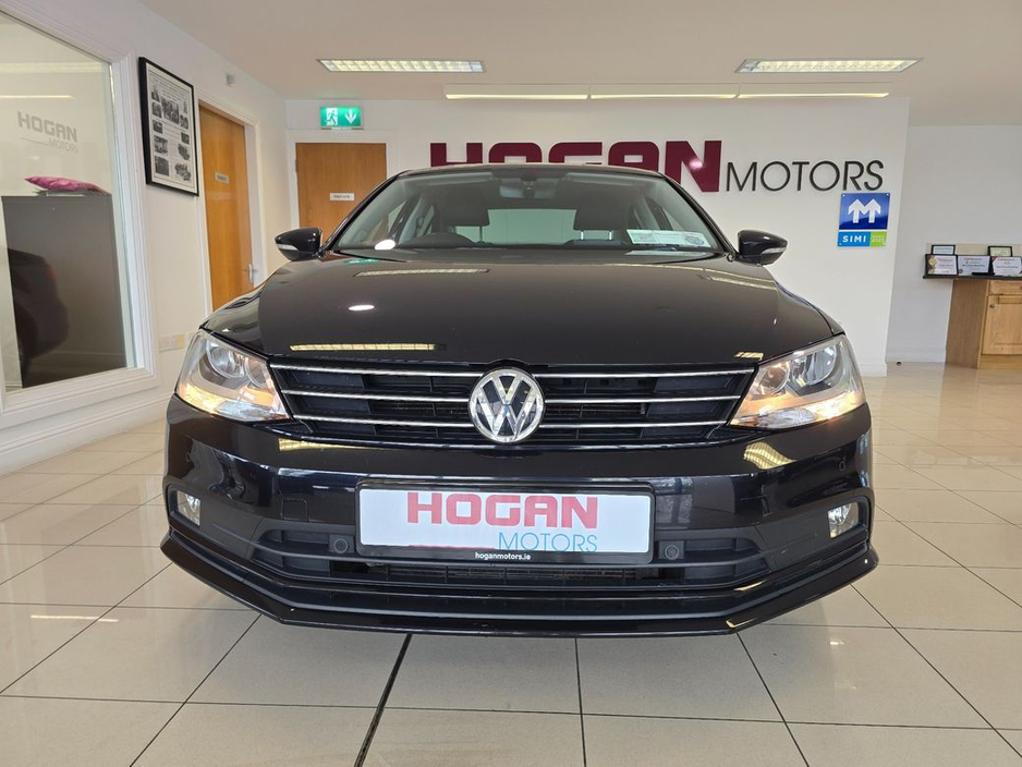 2017 Volkswagen Jetta - image 2