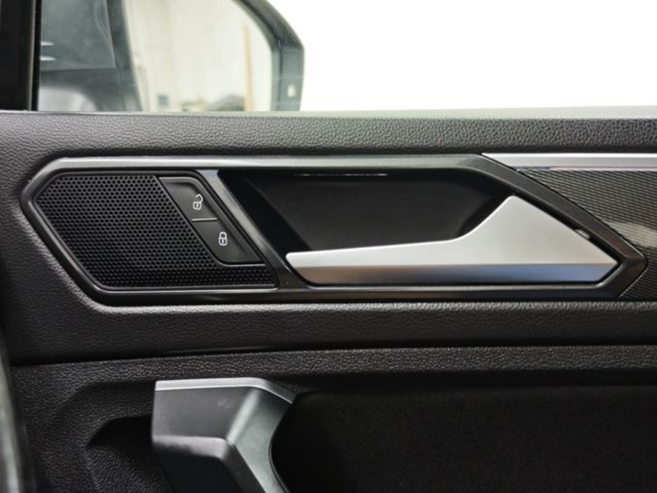 2017 Volkswagen Tiguan - image 35