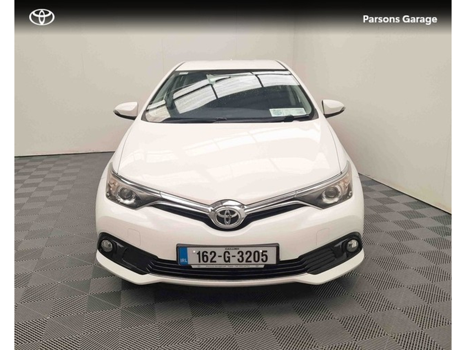2016 Toyota Auris - image 5