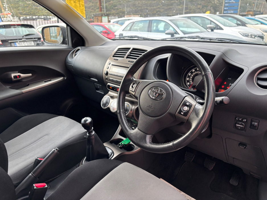 2011 Toyota Urban Cruiser - image 9