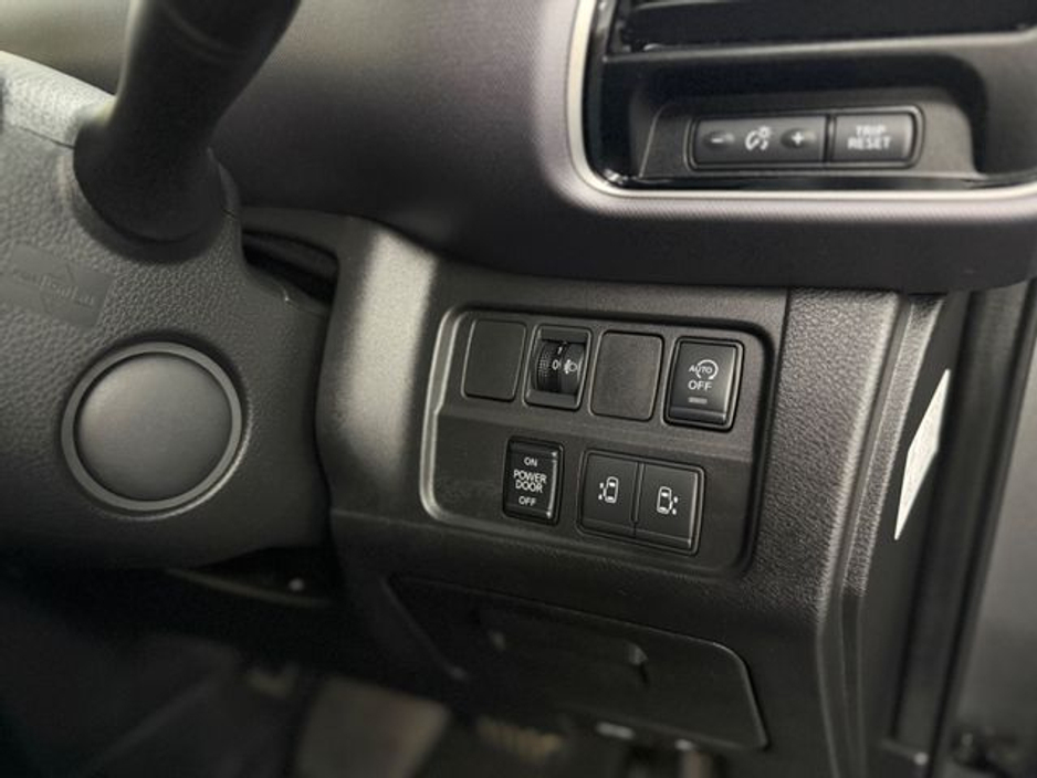 2021 Nissan Serena - image 13