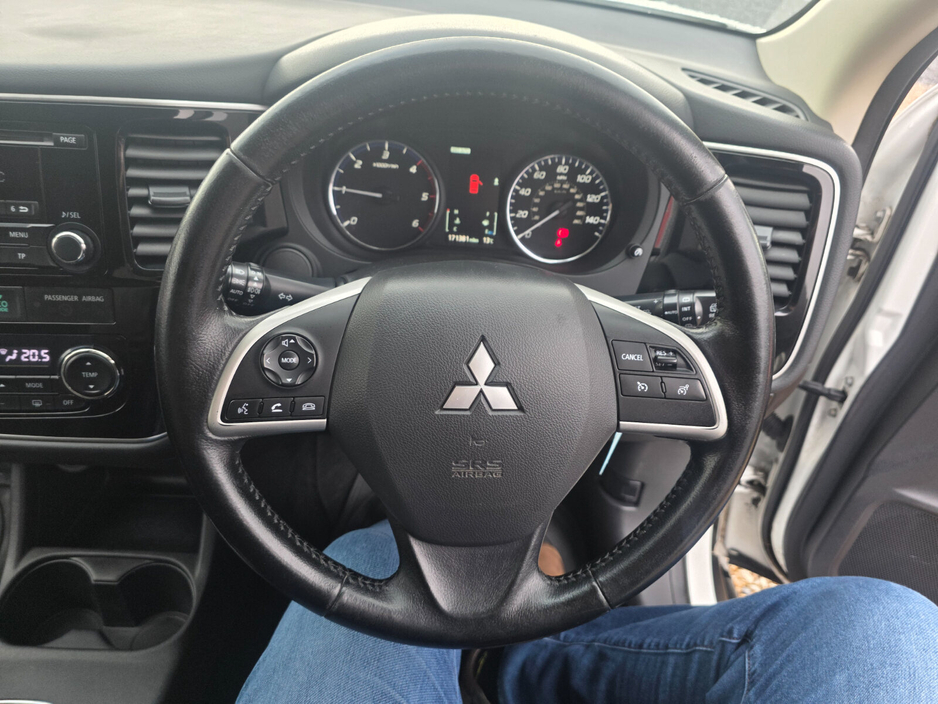 2014 Mitsubishi Outlander - image 10