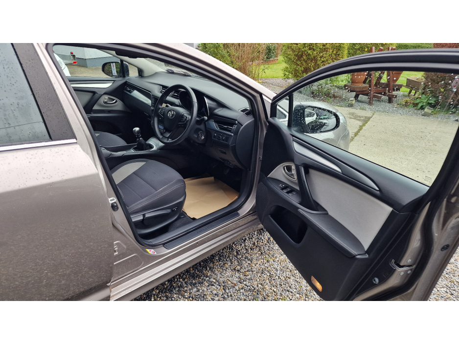 2016 Toyota Avensis - image 9