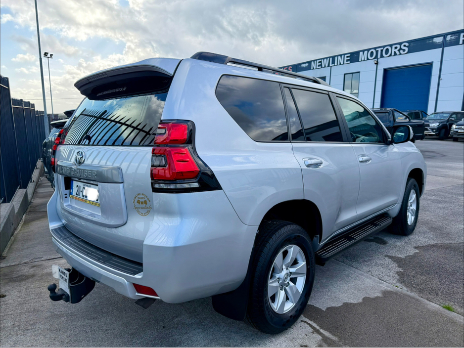 2021 Toyota Landcruiser - image 3