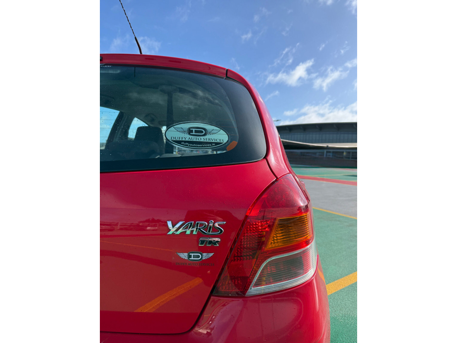 2010 Toyota Yaris - image 14