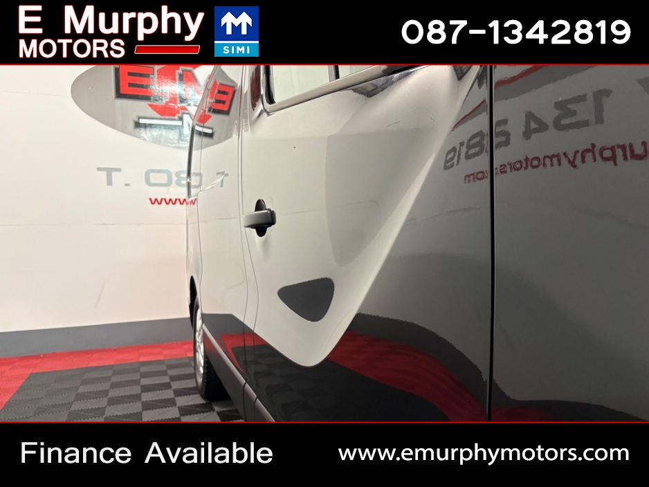 2023 Renault Trafic - image 21