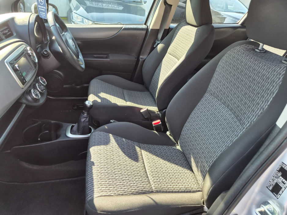 2014 Toyota Yaris - image 12