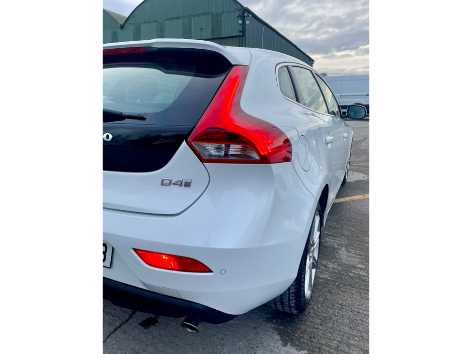 2017 Volvo V40 - image 9