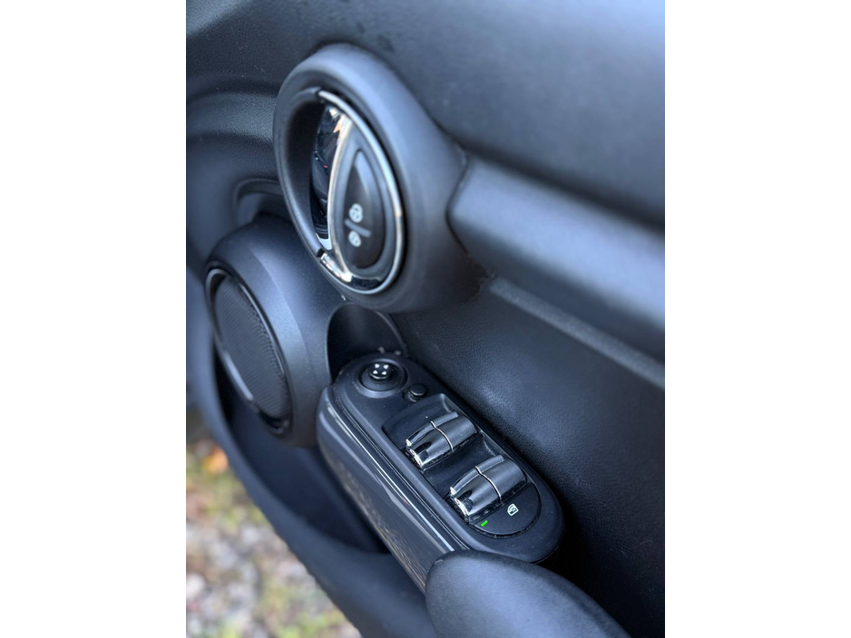 2015 MINI Hatch - image 27