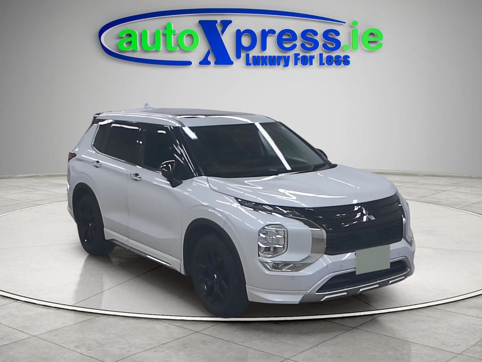 2022 Mitsubishi Outlander - image 5