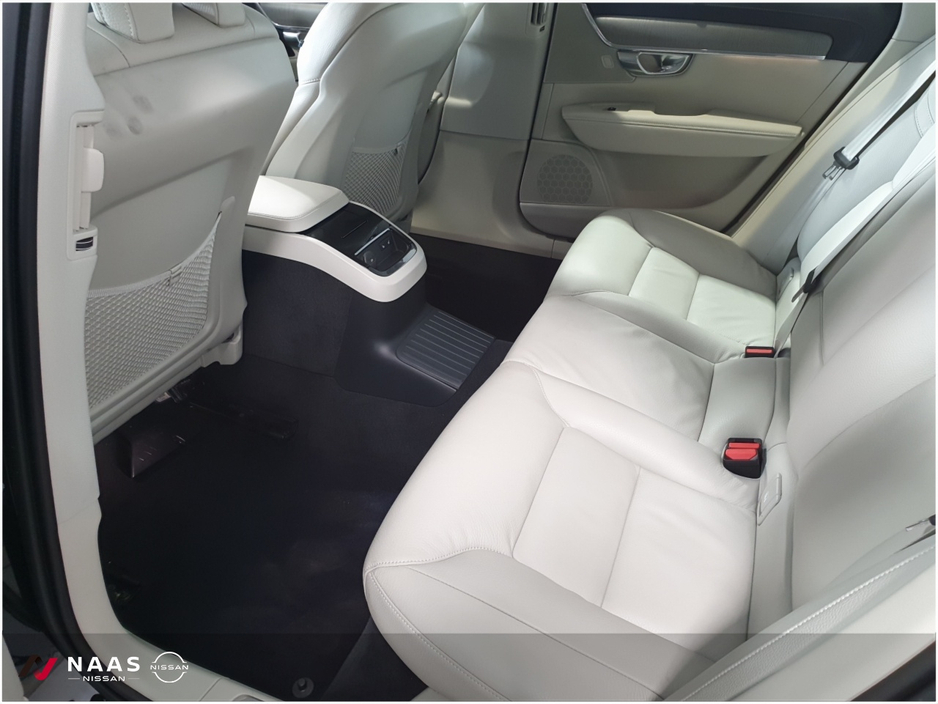 2025 Volvo V90 - image 10