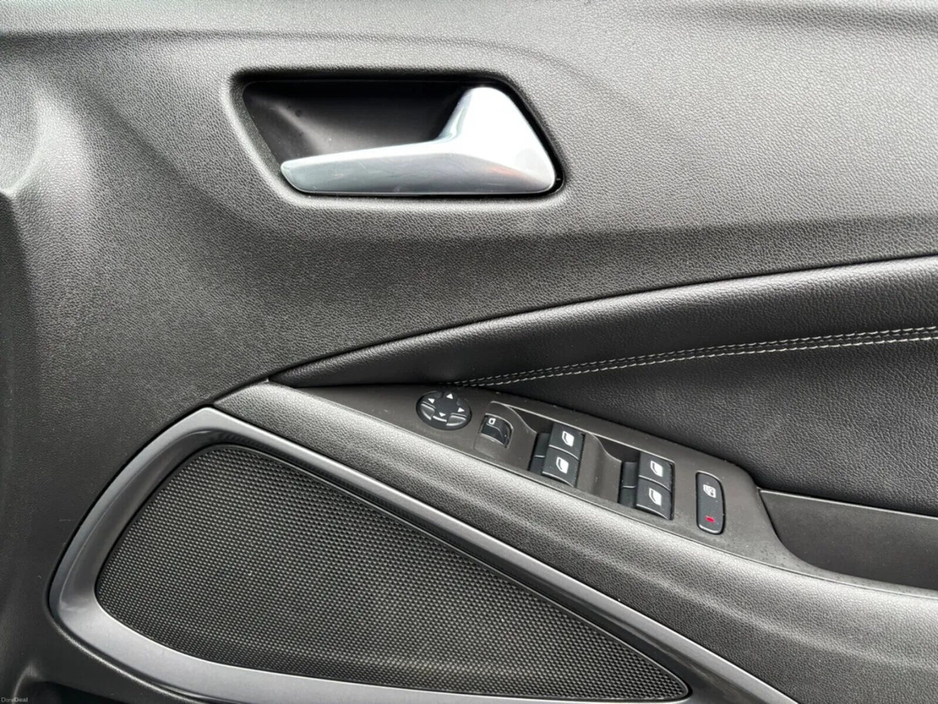 2022 Opel Crossland X - image 18