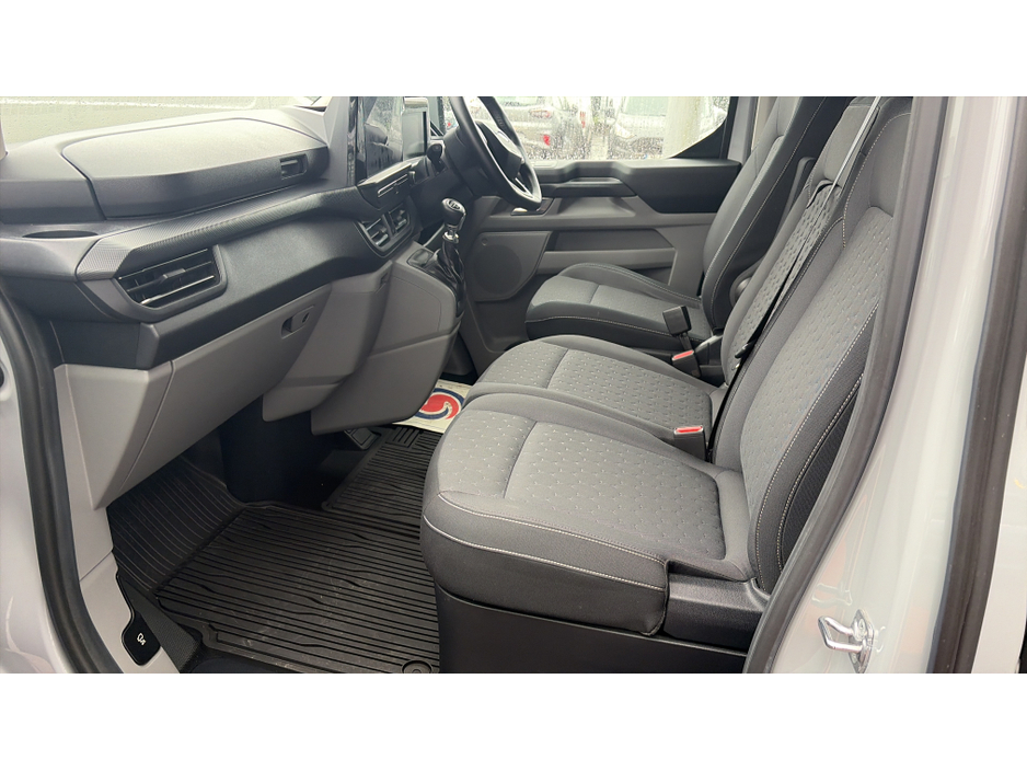 2024 Ford Transit Custom - image 2