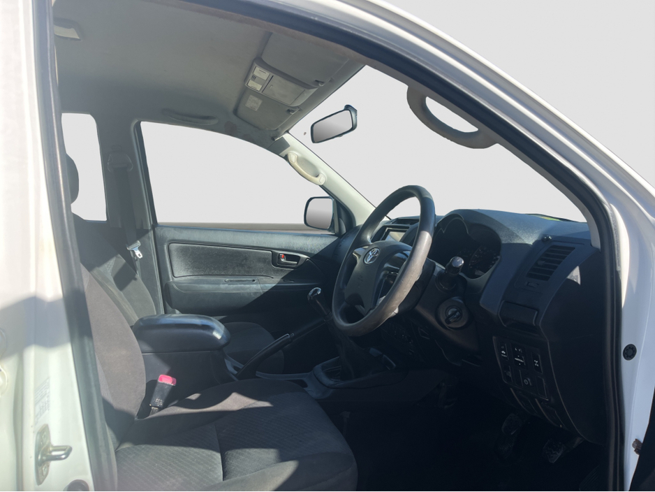 2016 Toyota Hilux - image 9