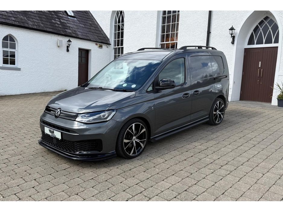 2023 Volkswagen Caddy - image 2