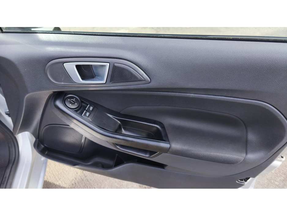 2017 Ford Fiesta - image 8