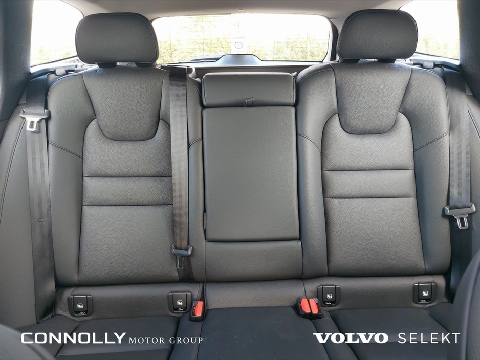 2025 Volvo V60 - image 21