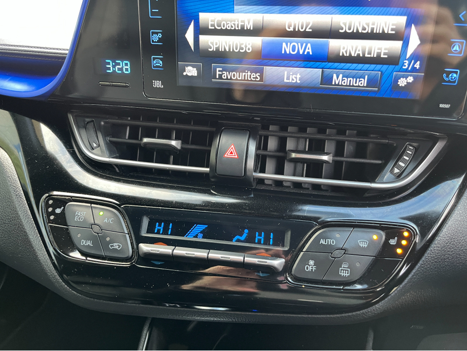 2018 Toyota C-HR DYNAMIC AUTOMATIC HYBRID 1.8 PETROL //MASSIVE SPEC//JBL SOUND SYSTEM//SAT NAV//FULL LEATHER HEATED SEATS//REVERSE CAMERA// €18,950