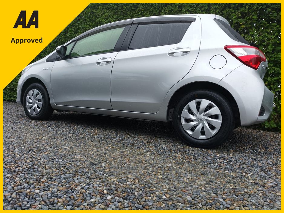 2017 Toyota Yaris 1.5 PETROL HYBRID ONLY 22,776kms COMPREHENSIVE SERVICE HISTORY (9 STAMPS) FACTORY IMMOBILISER PUSH BUTTON START MUTLIFUNCTION STEERING WHEEL AUTO HEADLIGHTS REVERSE CAMERA ANDROID AUTO & APPLE CARPLAY €14,950