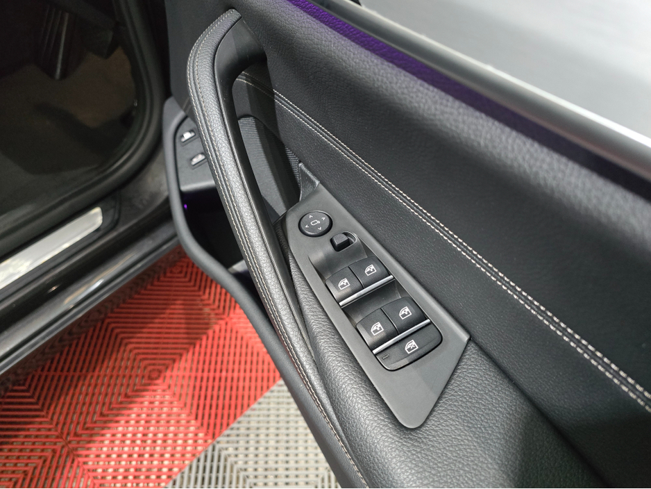 2018 BMW 5 Series - image 30