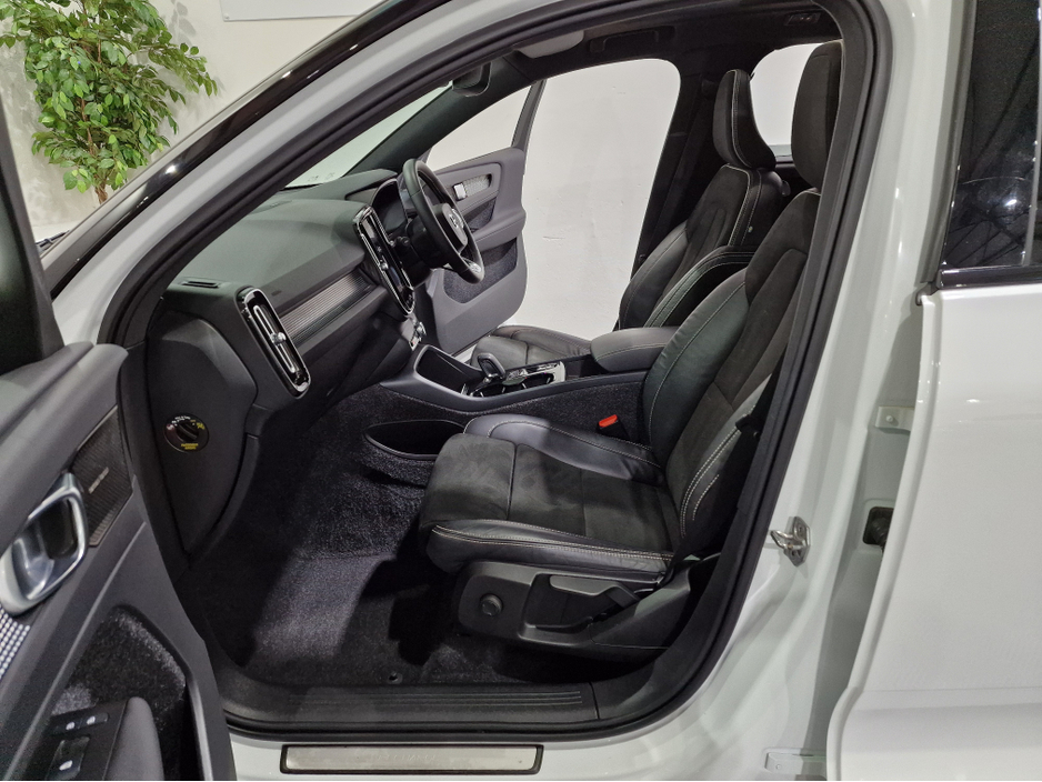 2021 Volvo XC40 - image 11