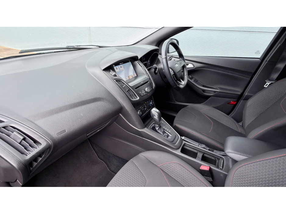 2017 Ford Focus - image 10