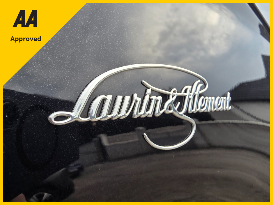 2022 Skoda Superb - image 13