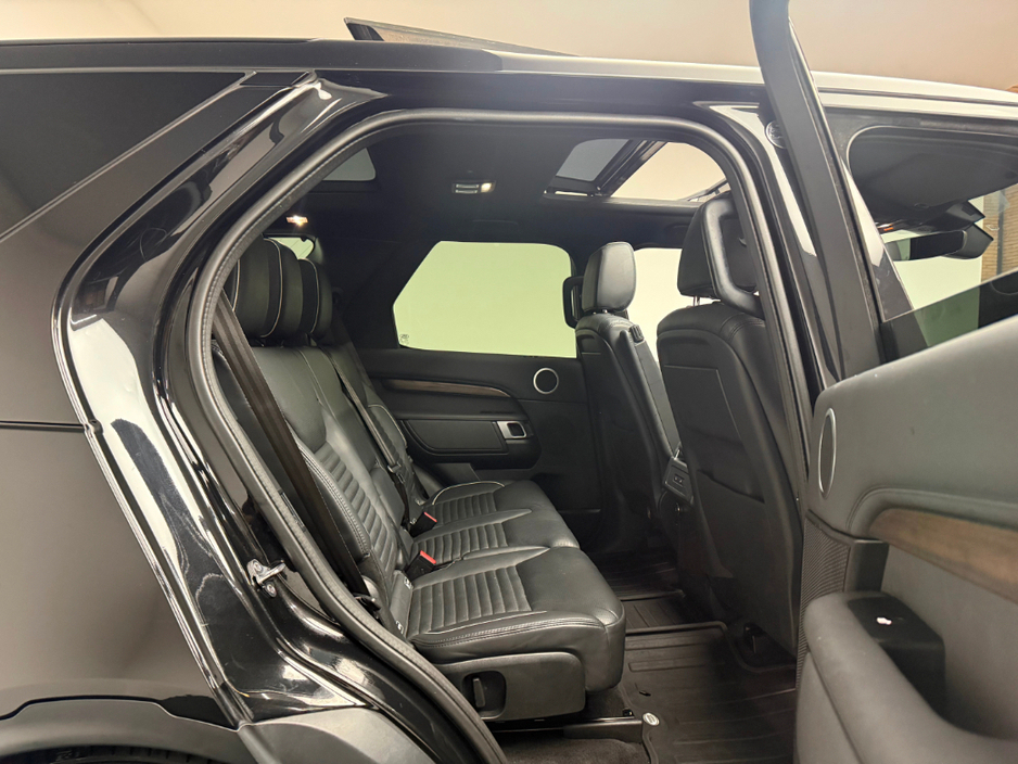 2020 Land Rover Discovery - image 13