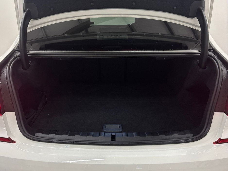 2022 BMW 3 Series - image 13