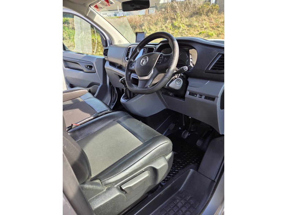 2021 Vauxhall Vivaro - image 13