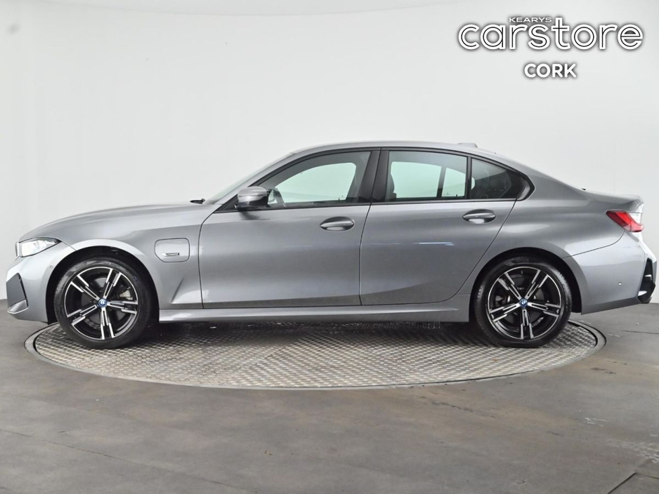 2023 BMW 3 Series - image 6