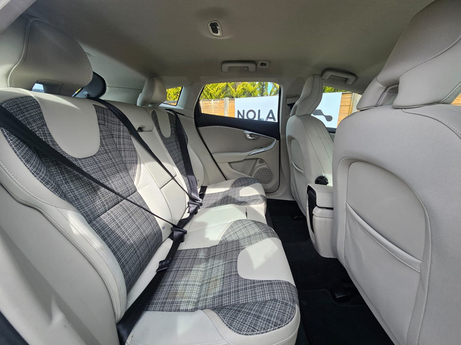 2019 Volvo V40 - image 19