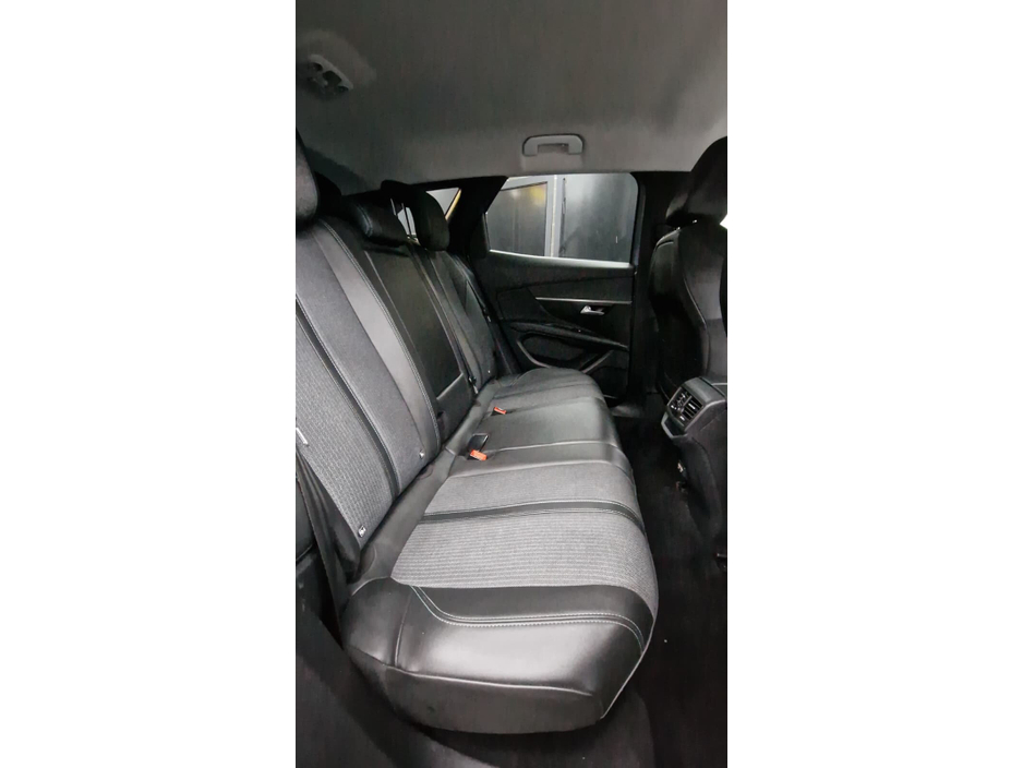 2021 Peugeot 3008 - image 4