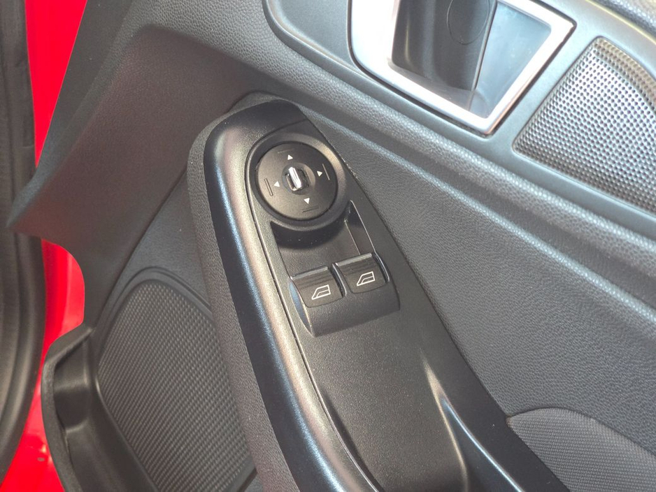 2014 Ford Fiesta - image 15