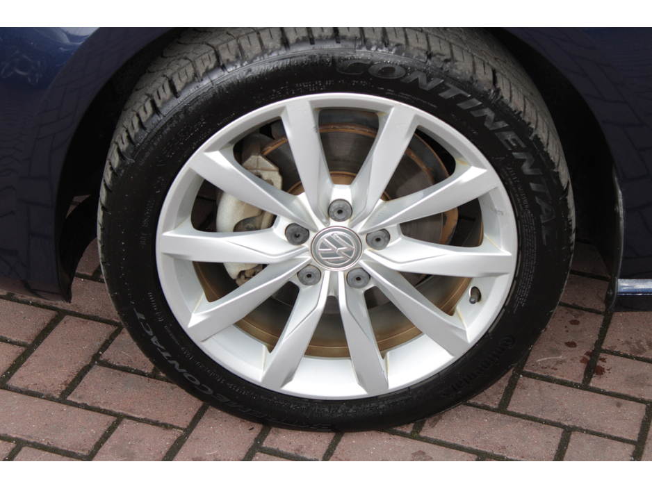 2015 Volkswagen Golf - image 25