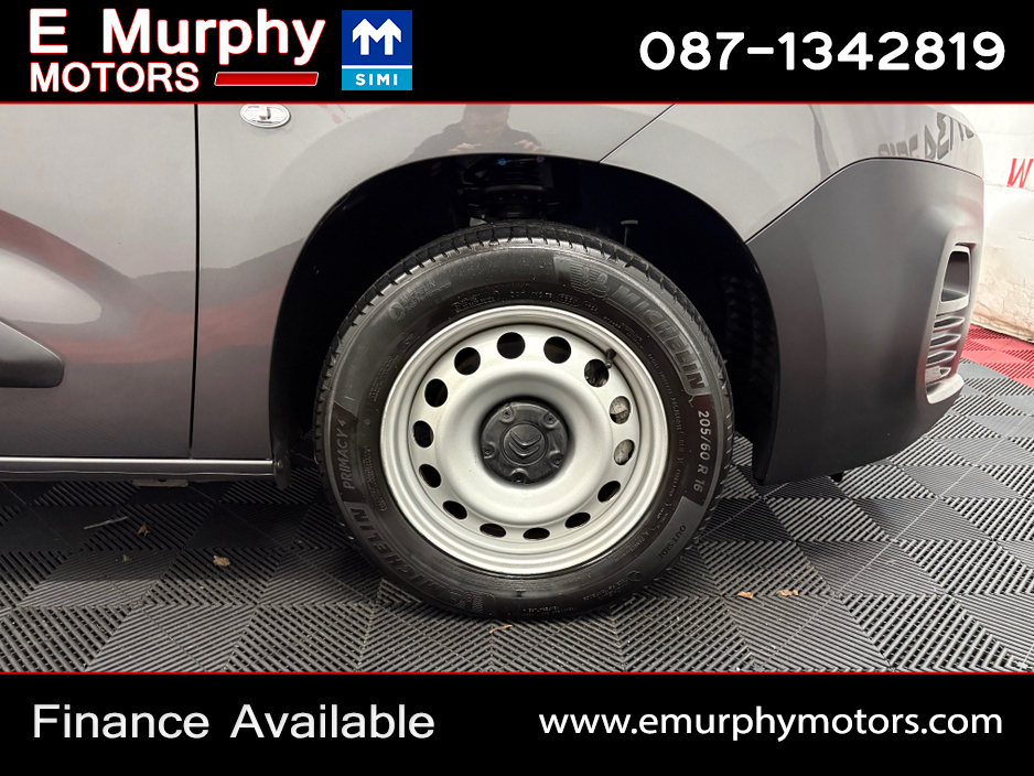 2023 Citroen Berlingo - image 30