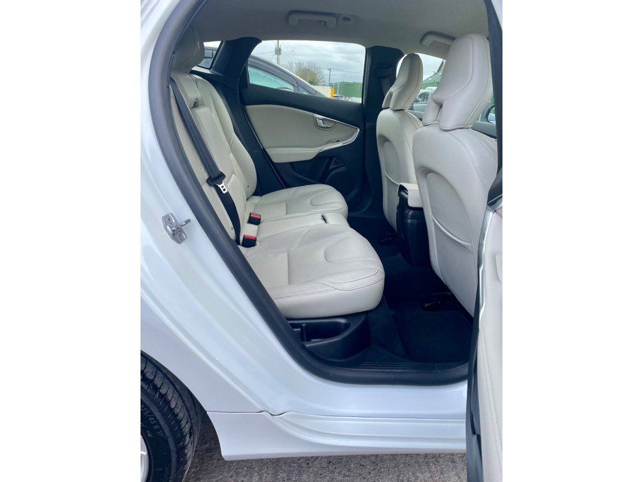 2017 Volvo V40 - image 17