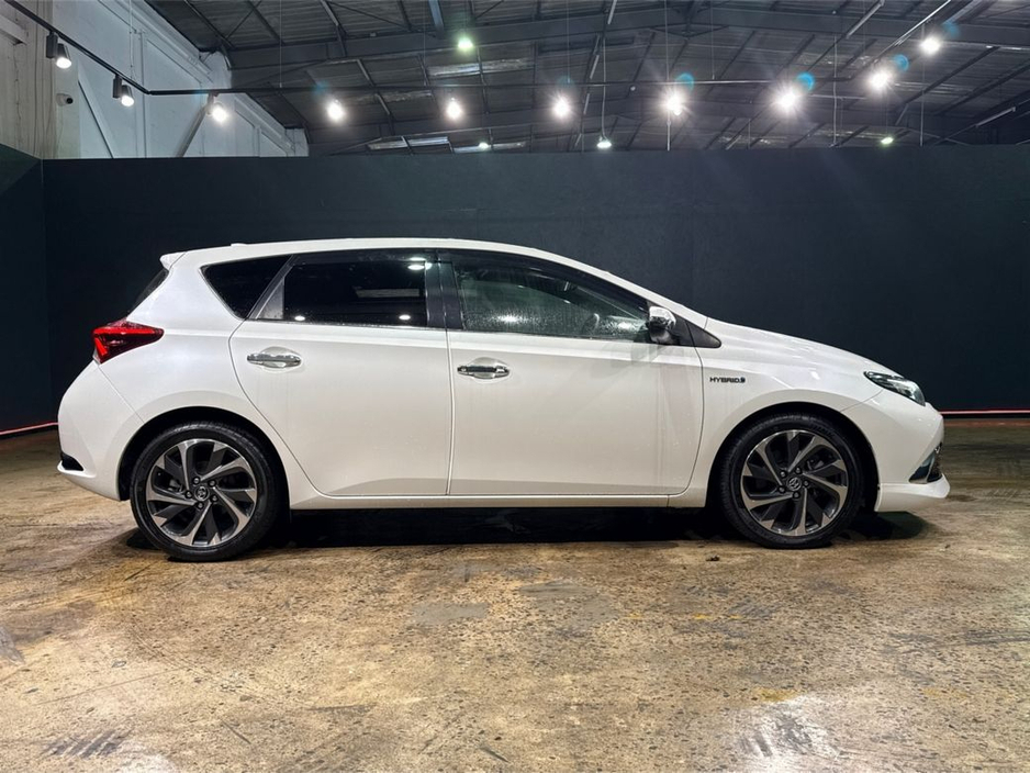 2017 Toyota Auris - image 2