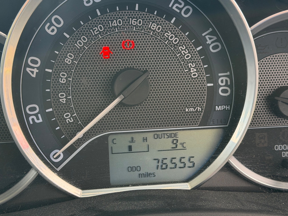 2014 Toyota Auris - image 6