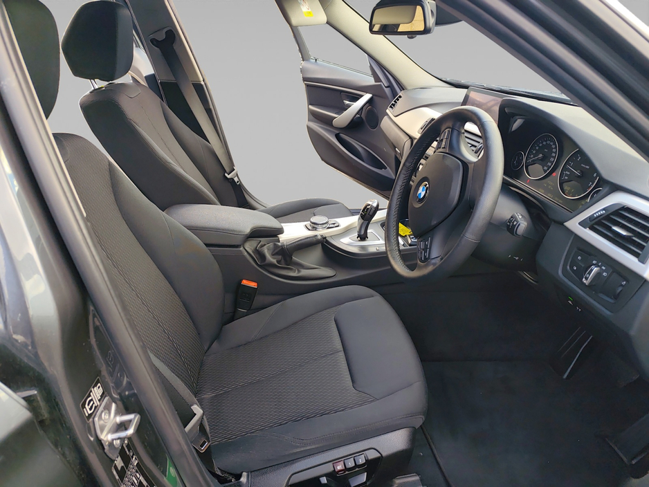 2015 BMW 3 Series - image 9