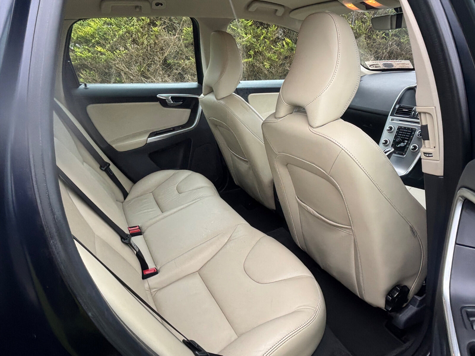 2017 Volvo XC60 - image 11